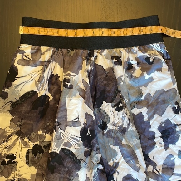NWT - Express Black & White Watercolor Floral Mini Skirt lined w pockets, Size M - Picture 5 of 8